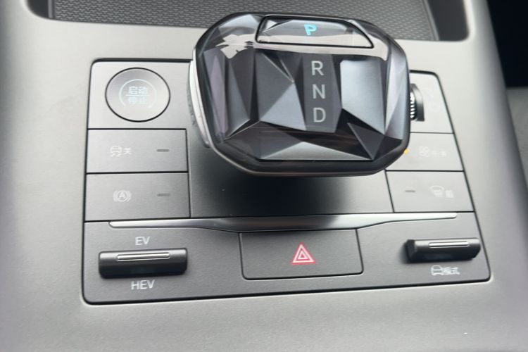 Used BYD Qin PLUS 2025 DM-i Smart Drive 55KM Leading Model Gear Lever