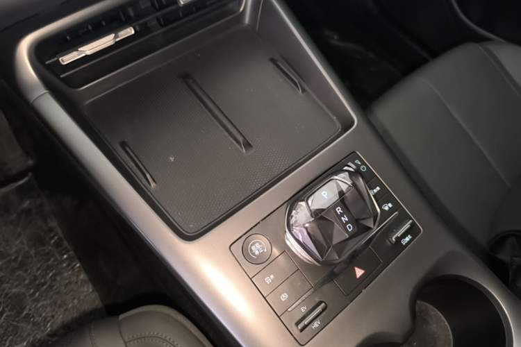Used BYD Qin PLUS 2025 DM-i Smart Drive 55KM Leading Model Gear Lever