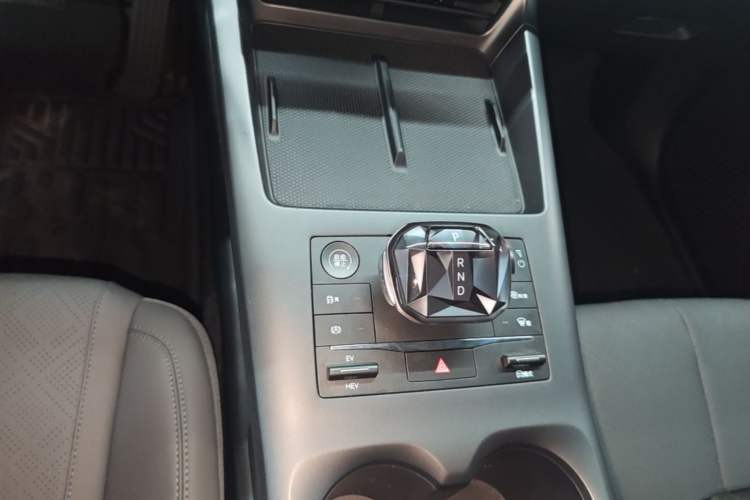 Used BYD Qin PLUS 2025 DM-i Smart Drive 55KM Leading Model Gear Lever