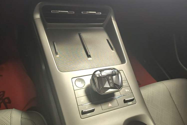 Used BYD Qin PLUS 2025 DM-i Smart Drive 55KM Leading Model Gear Lever