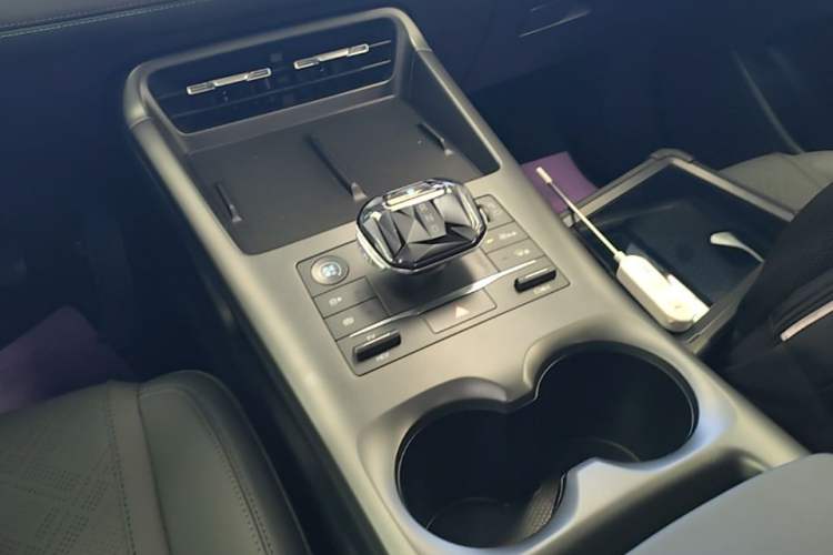Used BYD Qin PLUS 2025 DM-i Smart Drive 55KM Leading Model Gear Lever