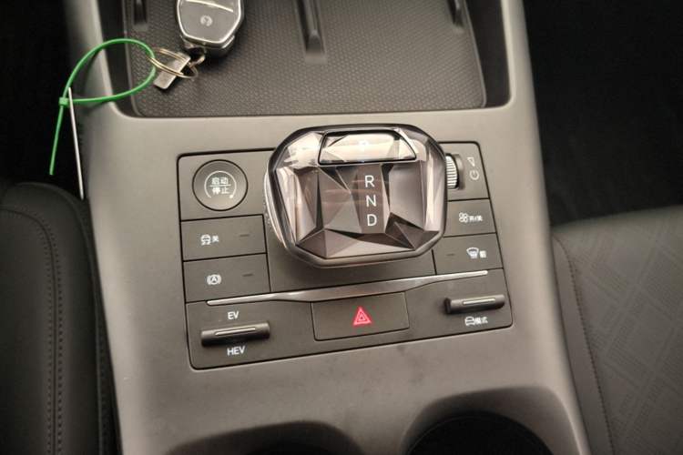 Used BYD Qin PLUS 2025 DM-i Smart Drive 55KM Leading Model Gear Lever