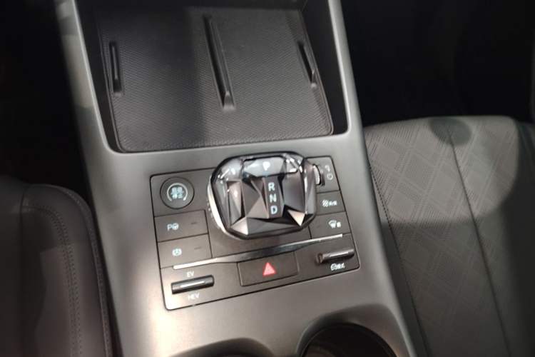 Used BYD Qin PLUS 2025 DM-i Smart Drive 120KM Superior Model Gear Lever