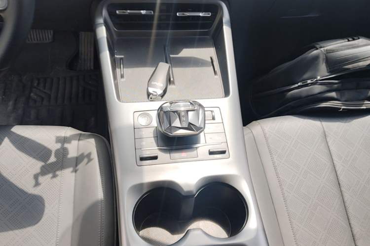 Used BYD Qin PLUS 2025 DM-i Smart Drive 55KM Leading Model Gear Lever