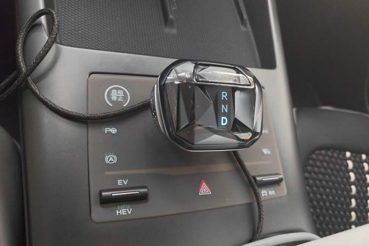 Used BYD Qin PLUS 2025 DM-i Smart Drive 120KM Superior Model Gear Lever