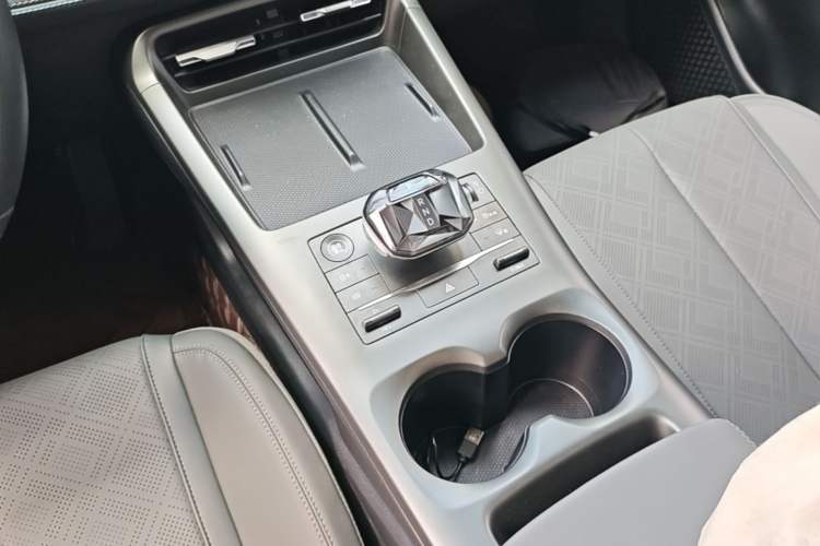 Used BYD Qin PLUS 2025 DM-i Smart Drive 55KM Leading Model Gear Lever