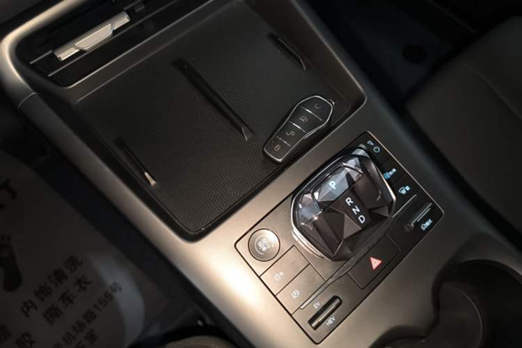 Used BYD Qin PLUS 2025 DM-i Smart Drive 55KM Leading Model Gear Lever