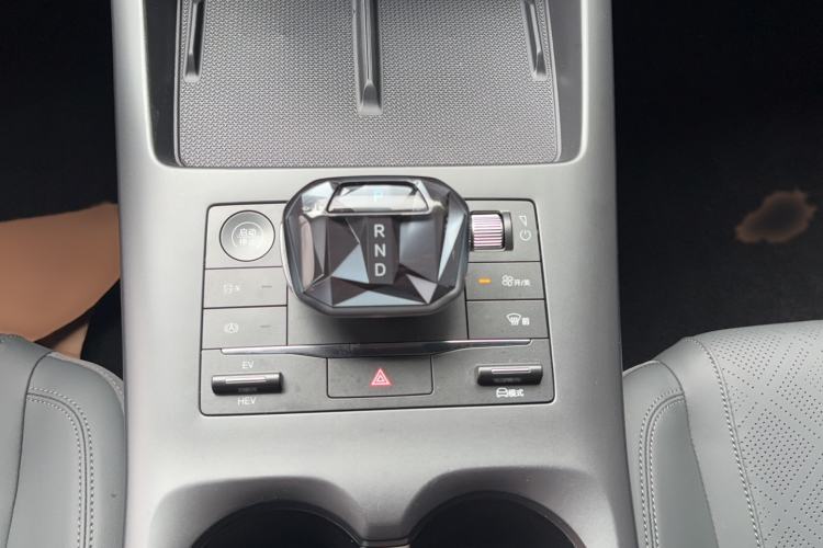 Used BYD Qin PLUS 2025 DM-i Smart Drive 55KM Leading Model Gear Lever