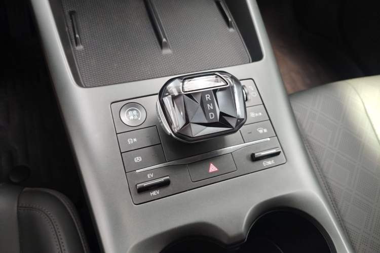 Used BYD Qin PLUS 2025 DM-i Smart Drive 55KM Leading Model Gear Lever