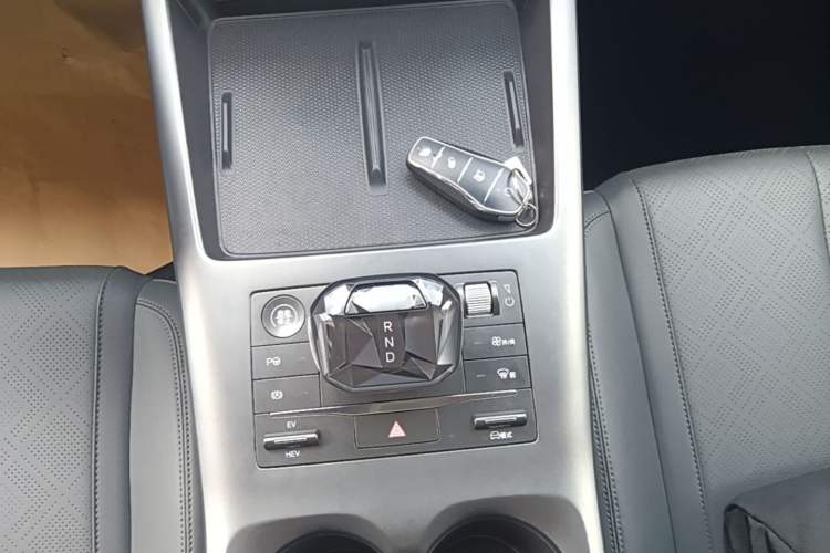 Used BYD Qin PLUS 2025 DM-i Smart Drive 120KM Superior Model Gear Lever