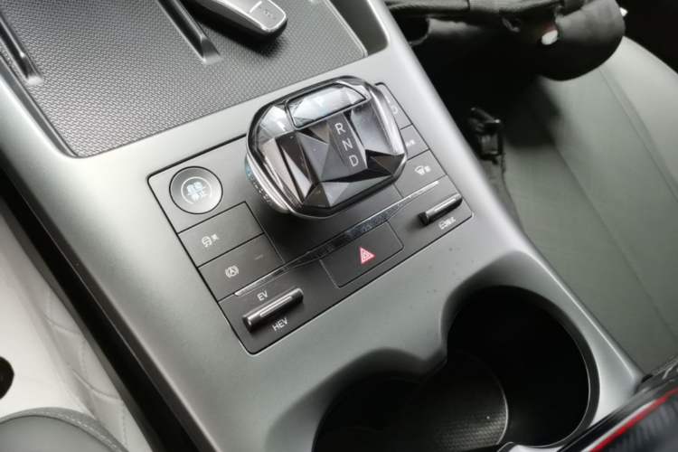Used BYD Qin PLUS 2025 DM-i Smart Drive 55KM Leading Model Gear Lever