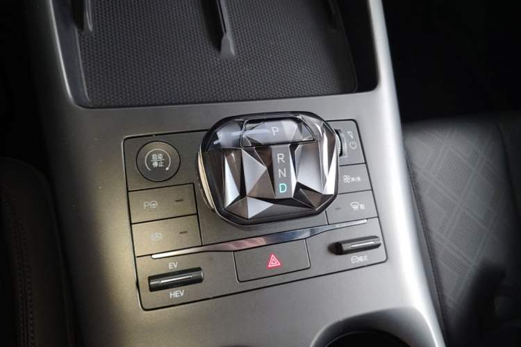 Used BYD Qin PLUS 2025 DM-i Smart Drive 55KM Beyond Model Gear Lever