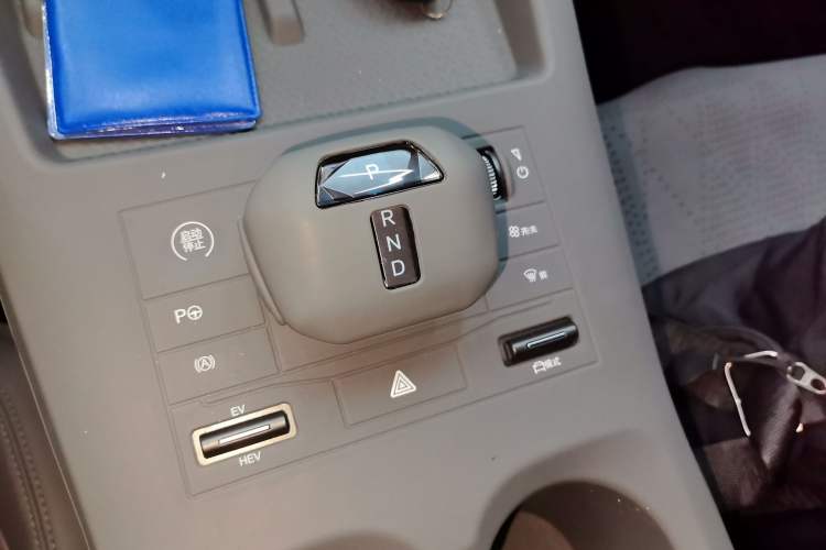 Used BYD Qin PLUS 2025 DM-i Smart Drive 55KM Leading Model Gear Lever