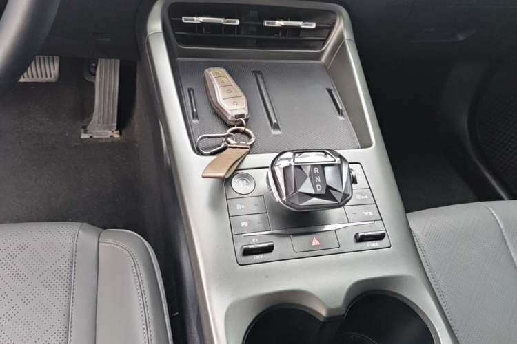 Used BYD Qin PLUS 2025 DM-i Smart Drive 55KM Leading Model Gear Lever