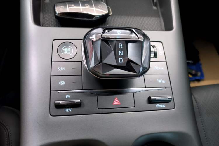 Used BYD Qin PLUS 2025 DM-i Smart Drive 55KM Leading Model Gear Lever