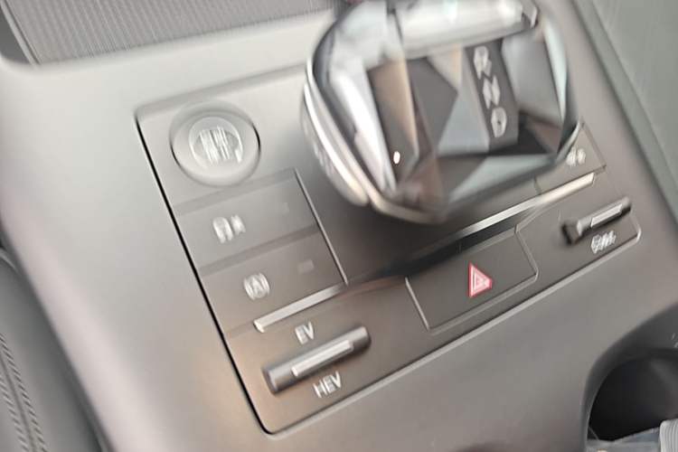 Used BYD Qin PLUS 2025 DM-i Smart Drive 55KM Leading Model Gear Lever