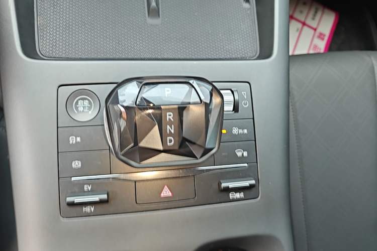 Used BYD Qin PLUS 2025 DM-i Smart Drive 55KM Leading Model Gear Lever