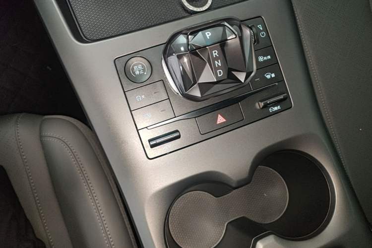 Used BYD Qin PLUS 2025 DM-i Smart Drive 55KM Leading Model Gear Lever
