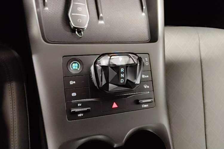 Used BYD Qin PLUS 2025 DM-i Smart Drive 55KM Leading Model Gear Lever