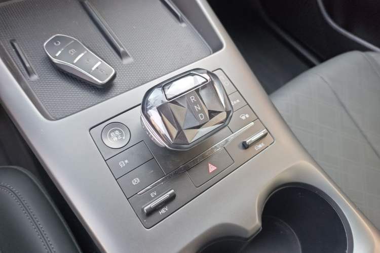 Used BYD Qin PLUS 2025 DM-i Smart Drive 55KM Leading Model Gear Lever