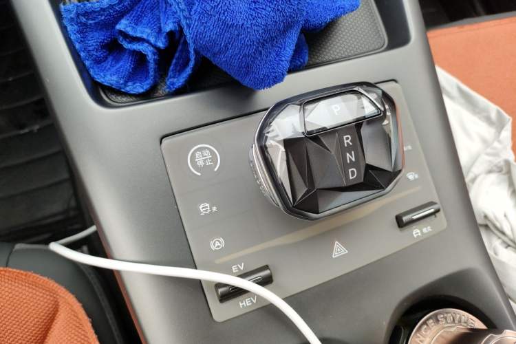 Used BYD Qin PLUS 2025 DM-i Smart Drive 55KM Leading Model Gear Lever