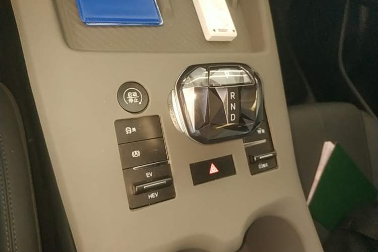 Used BYD Qin PLUS 2025 DM-i Smart Drive 55KM Leading Model Gear Lever