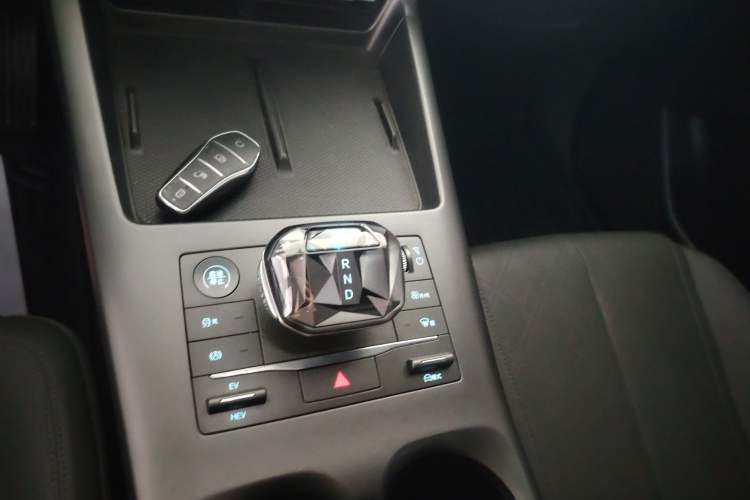 Used BYD Qin PLUS 2025 DM-i Smart Drive 55KM Leading Model Gear Lever