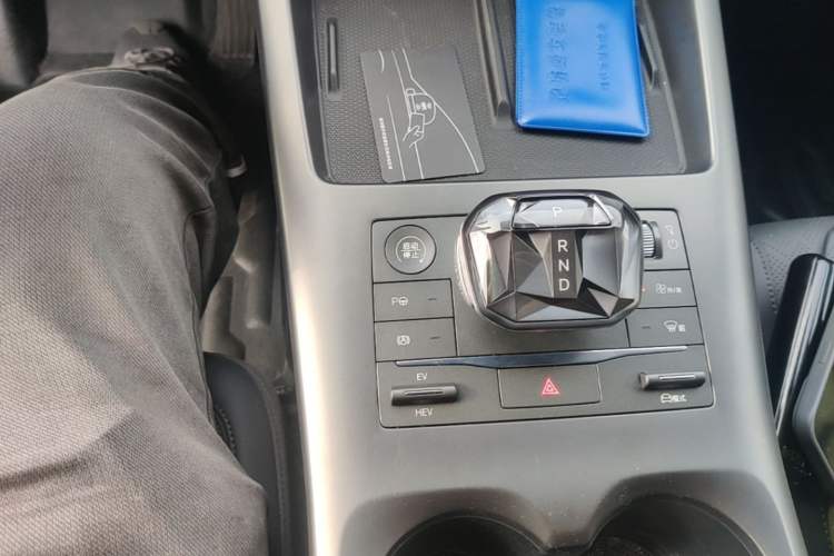 Used BYD Qin PLUS 2025 DM-i Smart Drive 120KM Superior Model Gear Lever