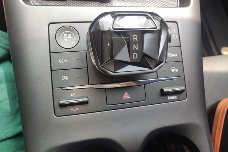 Used BYD Qin PLUS 2025 DM-i Smart Drive 55KM Leading Model Gear Lever