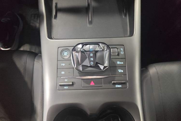 Used BYD Qin PLUS 2025 DM-i Smart Drive 120KM Superior Model Gear Lever