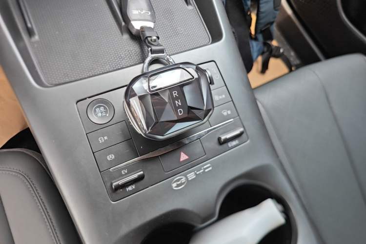 Used BYD Qin PLUS 2025 DM-i Smart Drive 55KM Leading Model Gear Lever