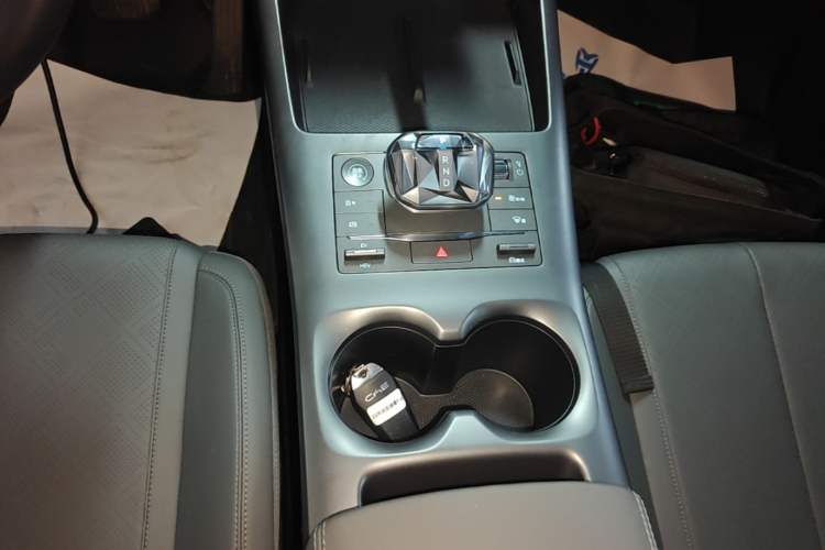 Used BYD Qin PLUS 2025 DM-i Smart Drive 55KM Leading Model Gear Lever