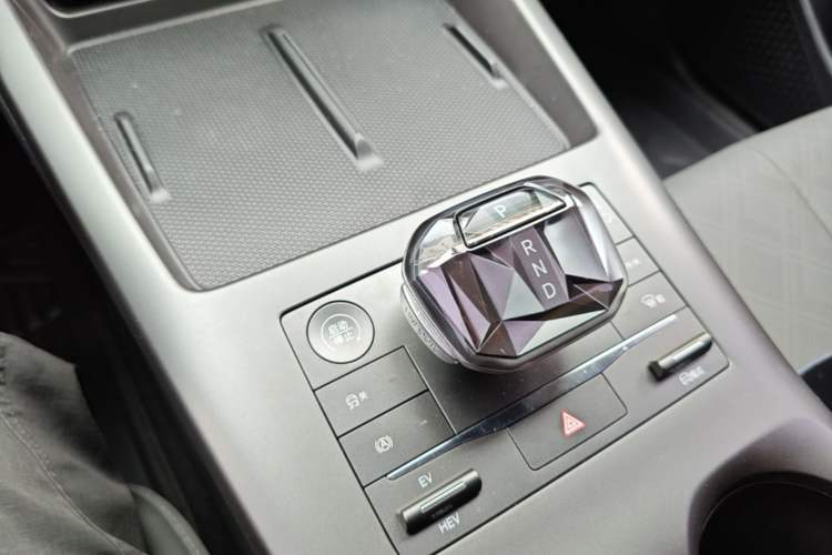 Used BYD Qin PLUS 2025 DM-i Smart Drive 55KM Leading Model Gear Lever