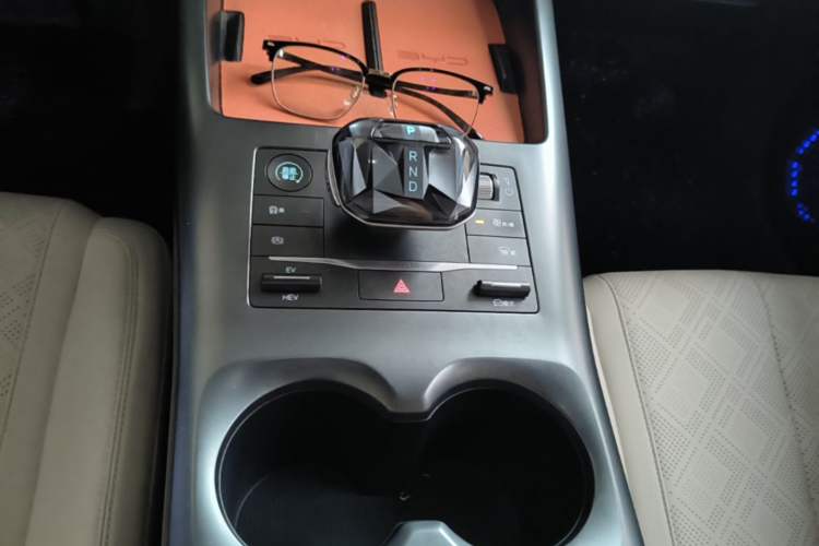 Used BYD Qin PLUS 2025 DM-i Smart Drive 55KM Leading Model Gear Lever