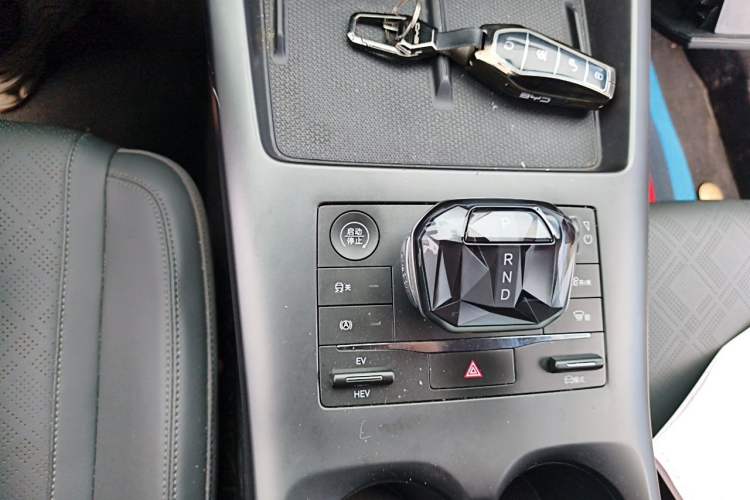 Used BYD Qin PLUS 2025 DM-i Smart Drive 55KM Leading Model Gear Lever