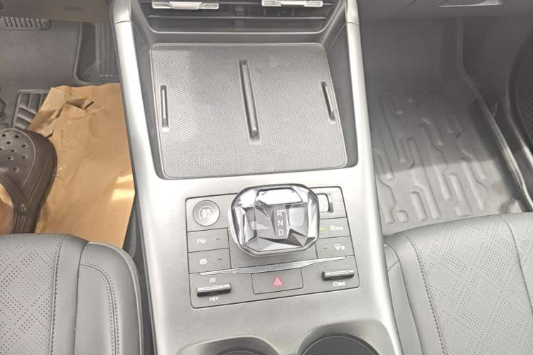 Used BYD Qin PLUS 2025 DM-i Smart Drive 120KM Superior Model Gear Lever
