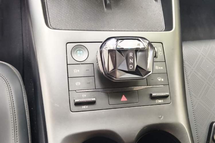 Used BYD Qin PLUS 2025 DM-i Smart Drive 55KM Leading Model Gear Lever