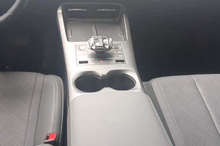 Used BYD Qin PLUS 2025 DM-i Smart Drive 55KM Leading Model Gear Lever