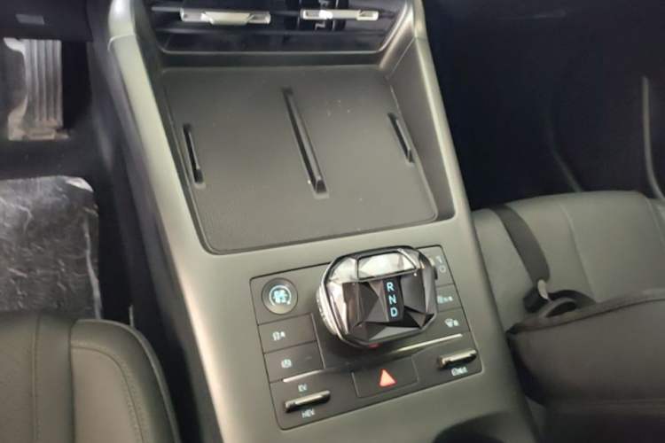 Used BYD Qin PLUS 2025 DM-i Smart Drive 55KM Leading Model Gear Lever
