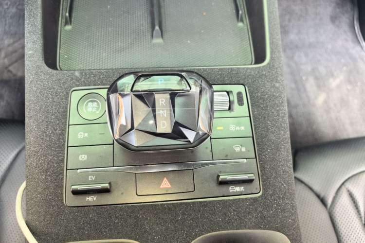 Used BYD Qin PLUS 2025 DM-i Smart Drive 55KM Leading Model Gear Lever