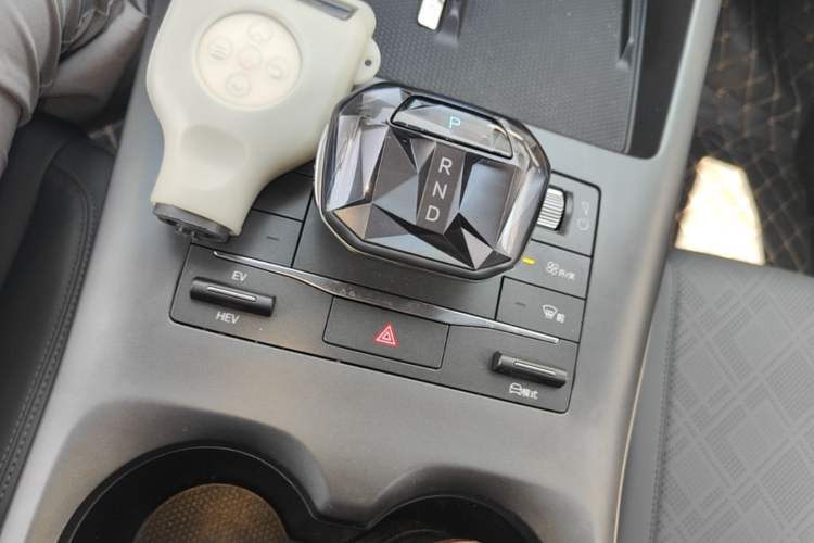 Used BYD Qin PLUS 2025 DM-i Smart Drive 55KM Leading Model Gear Lever