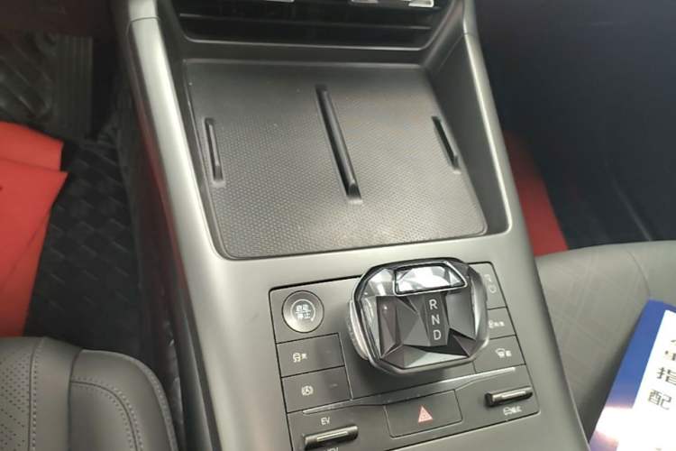 Used BYD Qin PLUS 2025 DM-i Smart Drive 55KM Leading Model Gear Lever