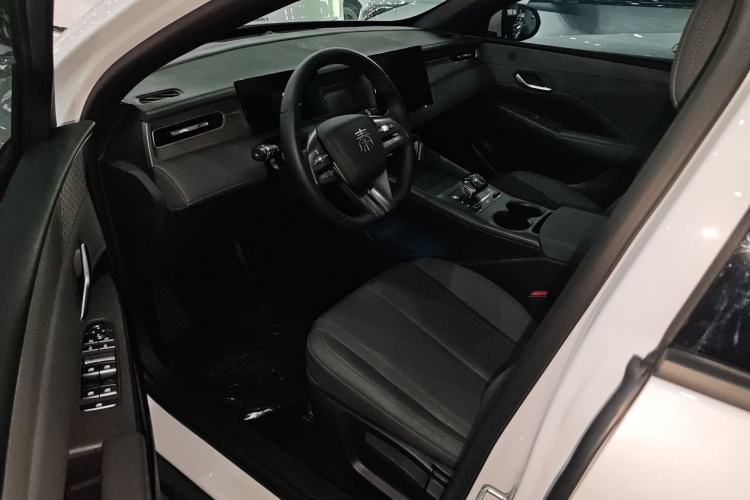 Used BYD Qin PLUS 2025 DM-i Smart Drive 55KM Leading Model Interior 1