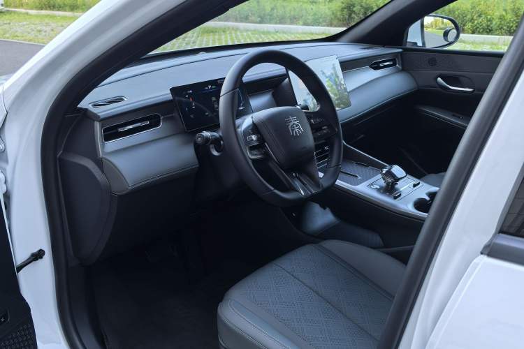Used BYD Qin PLUS 2025 DM-i Smart Drive 55KM Leading Model Interior 1