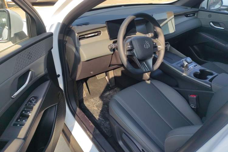 Used BYD Qin PLUS 2025 DM-i Smart Drive 55KM Leading Model Interior 3