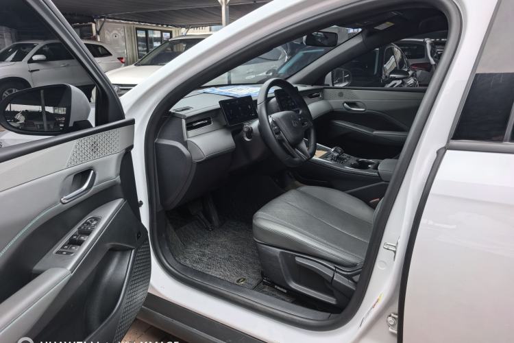 Used BYD Qin PLUS 2025 DM-i Smart Drive 55KM Leading Model Interior 3