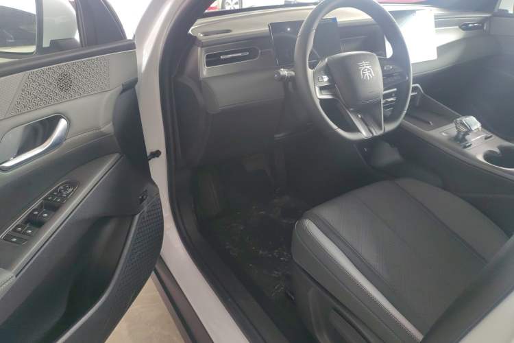 Used BYD Qin PLUS 2025 DM-i Smart Drive 55KM Leading Model Interior 3