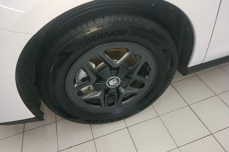 Used BYD Qin PLUS 2025 DM-i Smart Drive 55KM Leading Model Left Front Wheel Hub