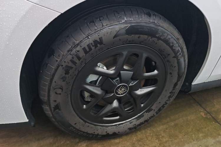 Used BYD Qin PLUS 2025 DM-i Smart Drive 55KM Leading Model Left Front Wheel Hub