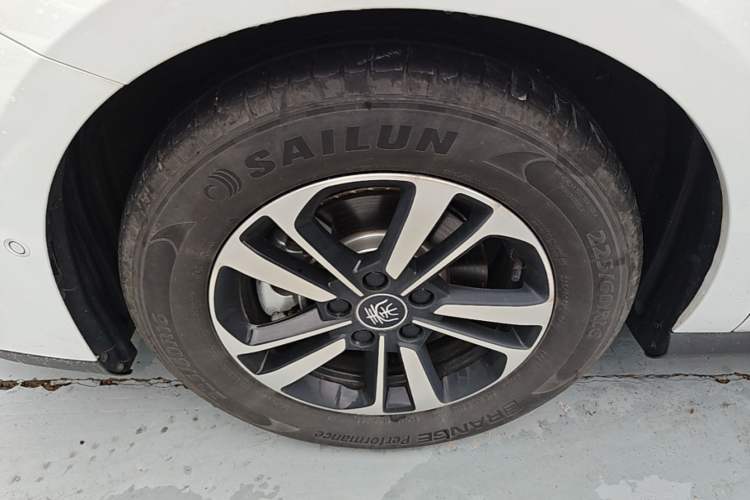 Used BYD Qin PLUS 2025 DM-i Smart Drive 55KM Beyond Model Left Front Wheel Hub